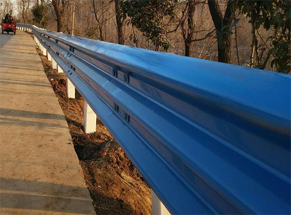 衡水公路波形护栏板的优点
